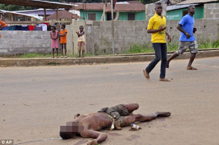 Xác chết nằm la liệt trên phố do nhiễm virus Ebola không còn là chuyện hiếm ở Liberia.